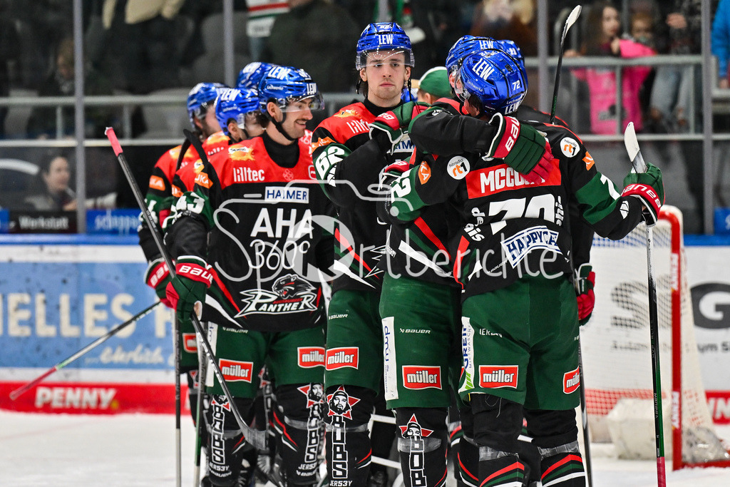 Augsburger Panther - Düsseldorfer EG | Die Augsburger Spieler freuen sich ueber den Heimsieg gegen Duesseldorf / DEL: Augsburger Panther - Duesseldorfer EG, Curt Frenzel Stadion am 04.03.2025