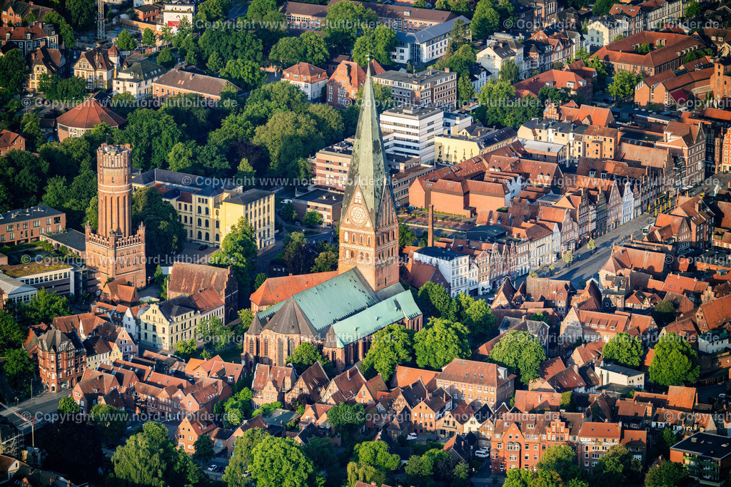 Lüneburg_St_Johanniskirche_Kirche_ELS_9840050623 | LüNEBURG 05.06.2023 Kirchengebäude der " St. Johanniskirche " in der Altstadt in Lüneburg im Bundesland Niedersachsen, Deutschland. Weiterführende Informationen bei: Gemeindebüro St.-Johanniskirche. // Church building of the " St. Johanniskirche " in the old town in Lueneburg in the state Lower Saxony, Germany. Further information at: Gemeindebuero St.-Johanniskirche. Foto: Martin Elsen