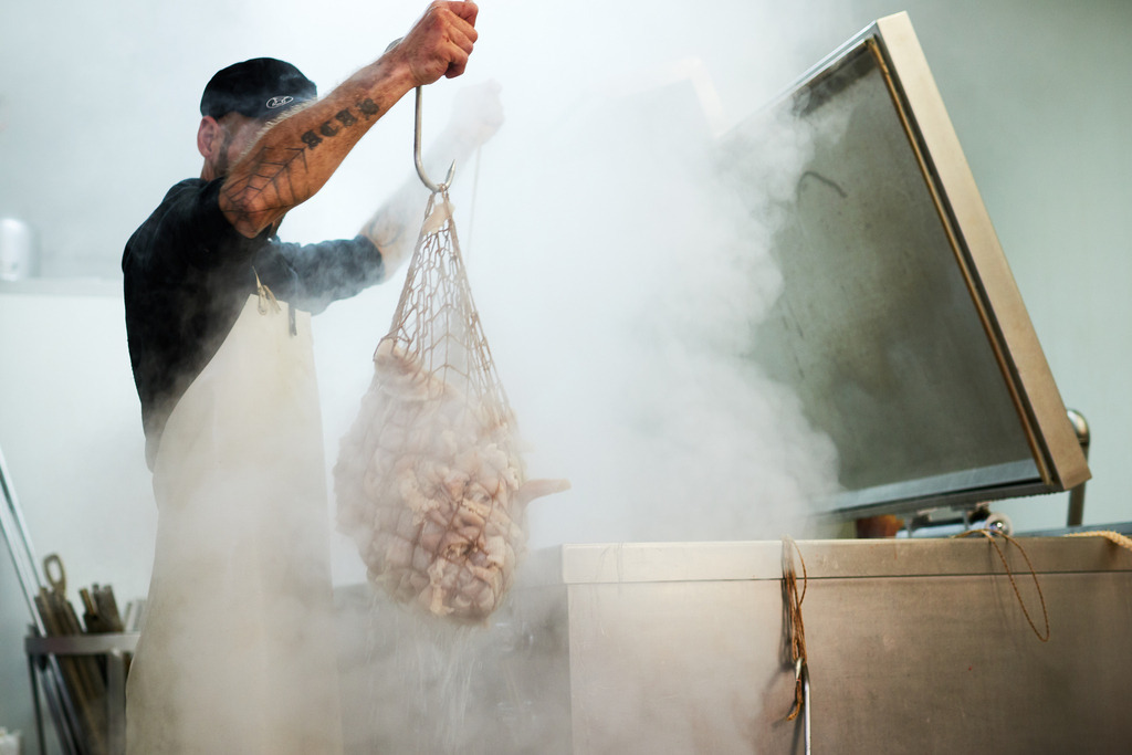 Fleischerei Dormayer | Langenzersdorf, Austria - February 12, 2019: Fleischerei Dormayer - Blutwurst Herstellung; fertig gekochtes Fleisch aus der Suppe. - Realisiert mit Pictrs.com