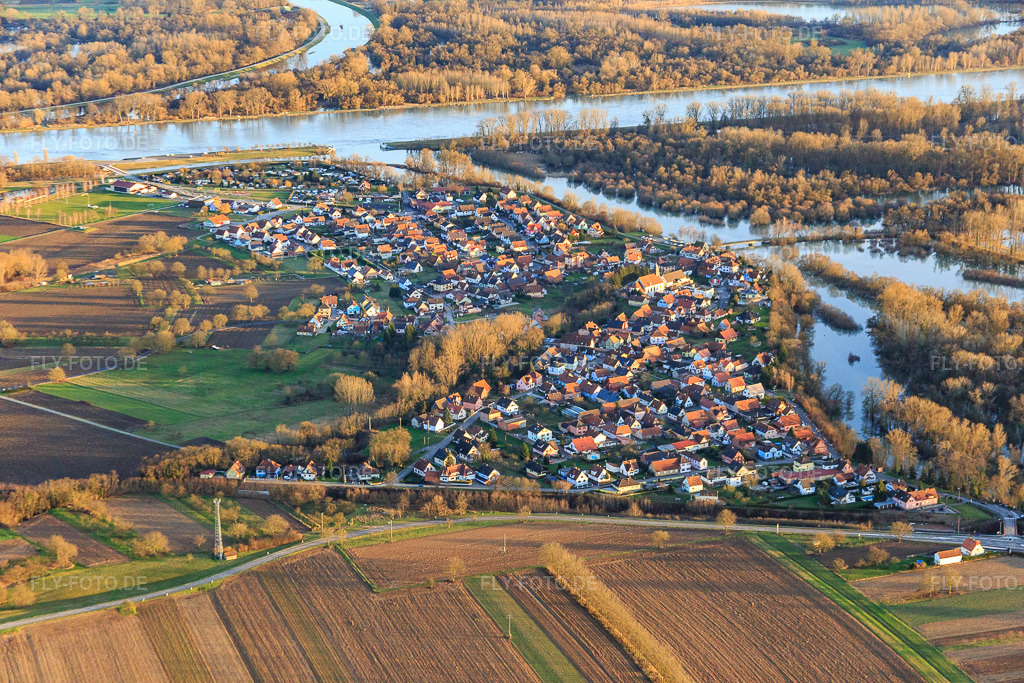 Luftbild: Dorfübersicht aus Nordwesten an der Mündung der Sauer in den Rhein in Munchhausen im Bundesland Bas-Rhin in Frankreich.Foto: IMG_086039.jpg vom 06.02.2016 durch Werner Riehm/FLY-FOTO.deAuflösung des Originals: 5472 x 3648 px