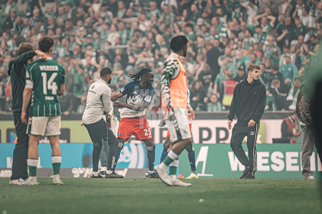 Fußball | Männer | Saison 2025/2026 | 1. Fußball-Bundesliga | 30. Spieltag | SV Werder Bremen vs. Hamburger SV | 18.04.2026 | Jordan Torunarigha (#25, HSV) muss nach dem Spiel von Co-Trainer Richard Krohn zurückgehalten werden