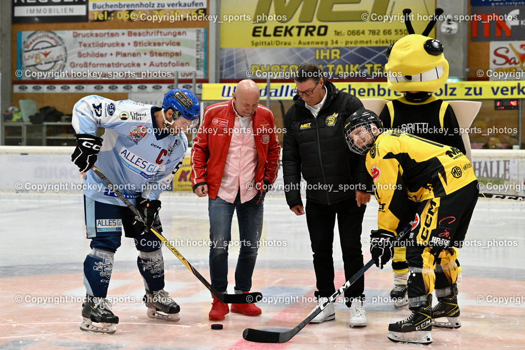 EC Spittal Hornets vs. ESC Steindorf 28.10.2023 | #57 Wilfan Franz, Obmann EC Spittal Hornets Zauchner Ludwig, Maskottchen Spitti, #8 Komar Luca, Puck Spende, Ehren Puck Einwurf