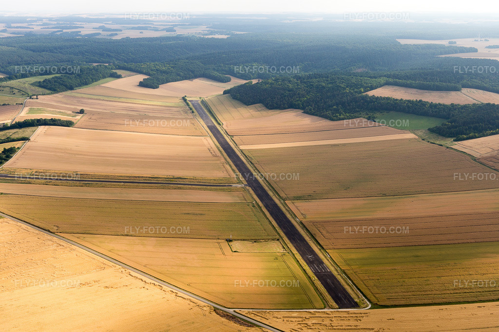 Aerial view: Runway in Chailley in the state Yonne, France. – Photo: IMG_101317.jpg taken on 06/25/2017 by Werner Riehm/FLY-FOTO.com – Resolution of the original: 5472 x 3648 px
