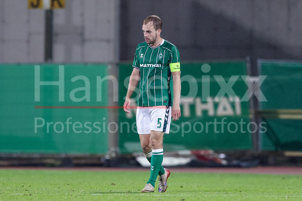 Fussball, Regionalliga Nord, SV Werder Bremen II - FC Eintracht Norderstedt | Cimo Röcker (SV Werder Bremen II, 5) enttäuscht schauend, Enttäuschung nach dem Abpfiff