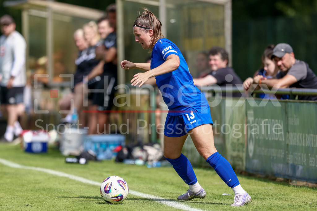Fussball, Testspiel Frauen, SV Meppen - DSC Arminia Bielefeld | Ayleen Seyen (SV Meppen, 13) am Ball, Freisteller, Einzelbild, Ganzkörper, Aktion, Action, Spielszene