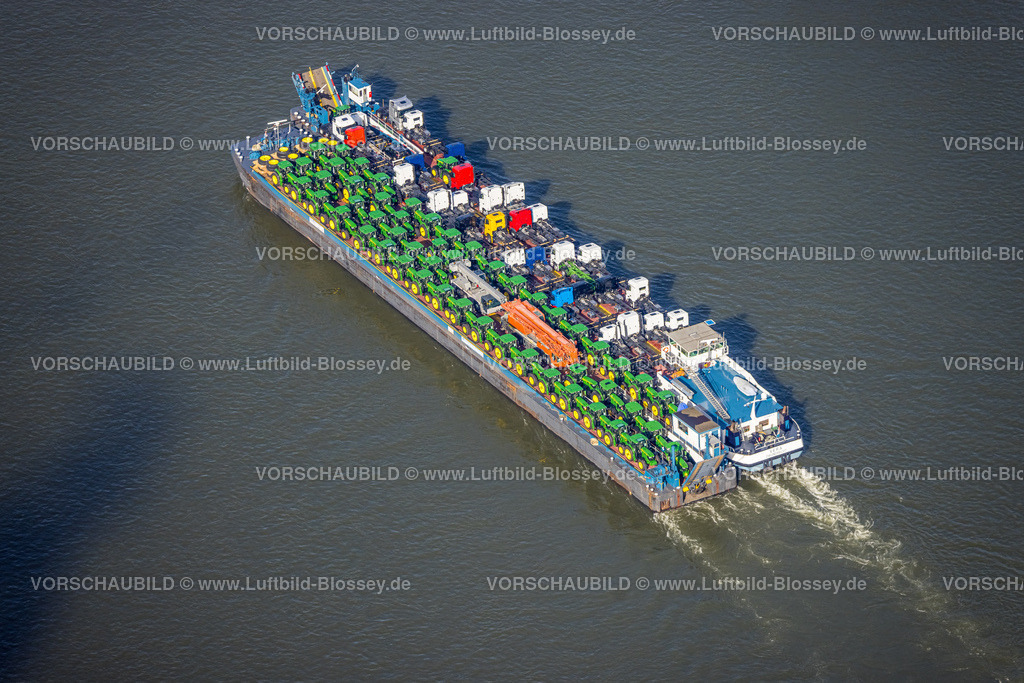 Duisburg221003724Rheinfrachter | Luftbild, Binnenschifffahrt auf dem Fluss Rhein nahe dem Südhafen, Rheinfrachter mit Transport von grünen Traktoren und LKW-Zugmaschinen, Formen und Farben, Baerl, Duisburg, Ruhrgebiet, Nordrhein-Westfalen, Deutschland