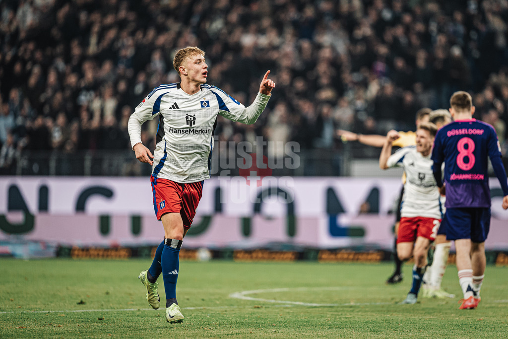 Fußball | Männer | Saison 2024/2025 | 2. Fußball-Bundesliga | 25. Spieltag | Hamburger SV vs. Fortuna Düsseldorf | 08.03.2025 | Adam Karabec (#17, HSV) schießt ein Tor und jubelt