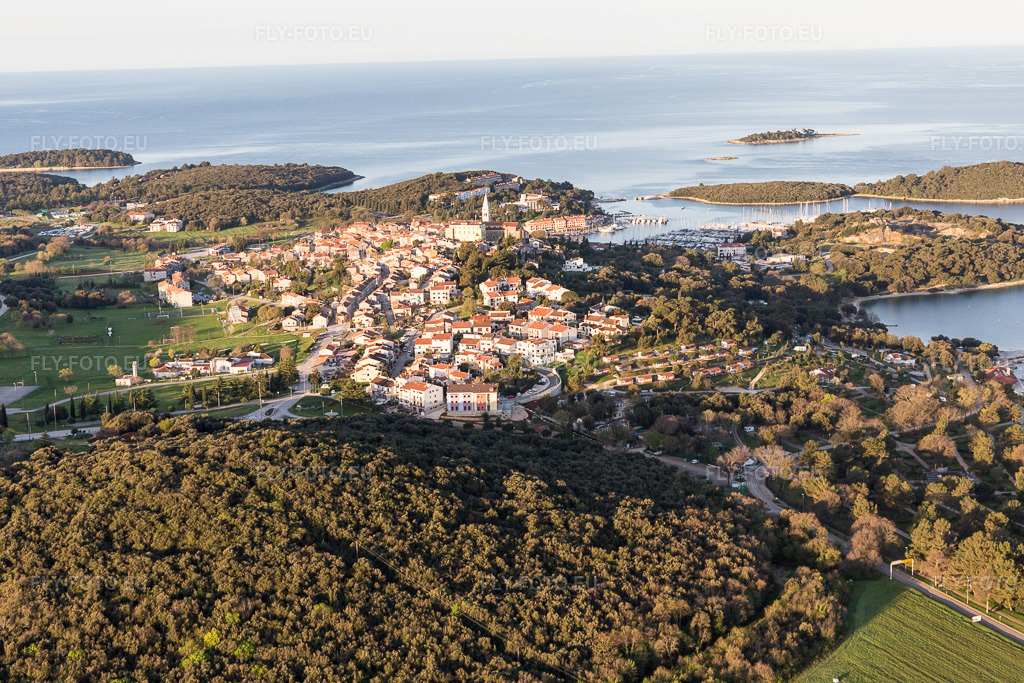 Vue aérienne: Vue de la ville à Stancija Valkanela dans le département Gespanschaft Istrien, Croatie. Photo: IMG_106229.jpg prise le 14/04/2018 par Werner Riehm/FLY-FOTO.eu – Résolution de l'original: 5472 x 3648 px