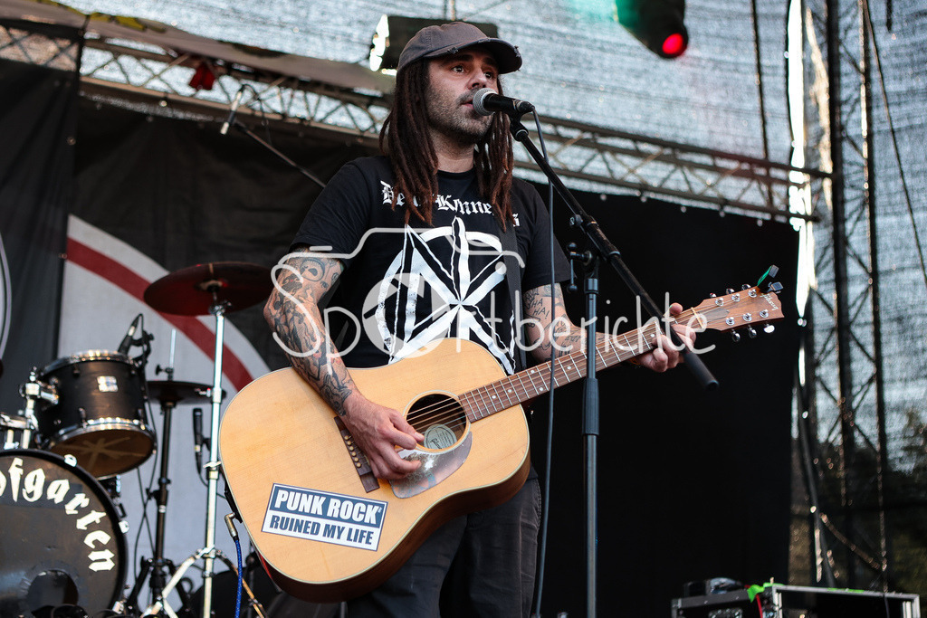 Sommer am Kiez | Dan GANOVE spielt vor "Die Kassierer" beim Augsburger Fesitval " Sommer am Kiez" auf seiner Gitarre, Vorband, Support