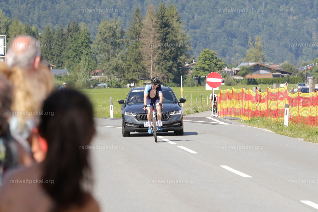 1213_20230817_Bewerb_Maenner_Muehlanger | AUT - OESTERREICH, 2023-08-16: SPORT RENNRAD-FAHREN - 55. INTERNATIONALER RADWELTPOKAL IN ST. JOHANN IN TIROL  - Vintage-Radrennen mit WM-Bronze-Medaillen-Siegerin Christina Schweinberger, den Teilnehmer und Alexander Baumann (vom Orginastions-Team) - TAG 2 BEWERB MAENNER IN SECHS GRUPPEN  ; Foto: Roland Muehlanger