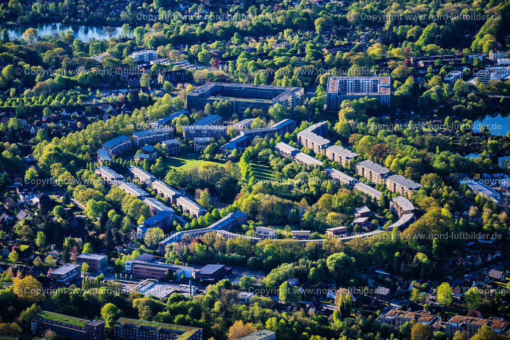 Hamburg_Farmsen_Max_Herz_Ring_Rennbahn_ELS_1164270425 | HAMBURG 01.05.2025 Blick auf den Wohnpark im Grünen auf dem Gelände der ehemaligen Trabrennbahn Farmsen am Max-Herz-Ring im Stadtteil Farmsen-Berne in Hamburg. // View of the residential area Wohnpark im Gruenen at the area of the former harness racing track Farmsen at Max-Herz-Ring in the district Farmsen-Berne in Hamburg. Foto: Martin Elsen
