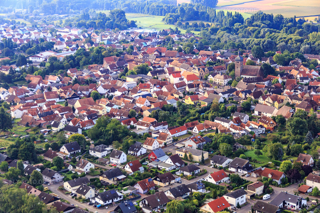 Luftbild: Ortsansicht von Nordosten im Ortsteil Billigheim in Billigheim-Ingenheim im Bundesland Rheinland-Pfalz in Deutschland. Foto: IMG_092748.jpg vom 13.08.2016 durch Werner Riehm/FLY-FOTO.de