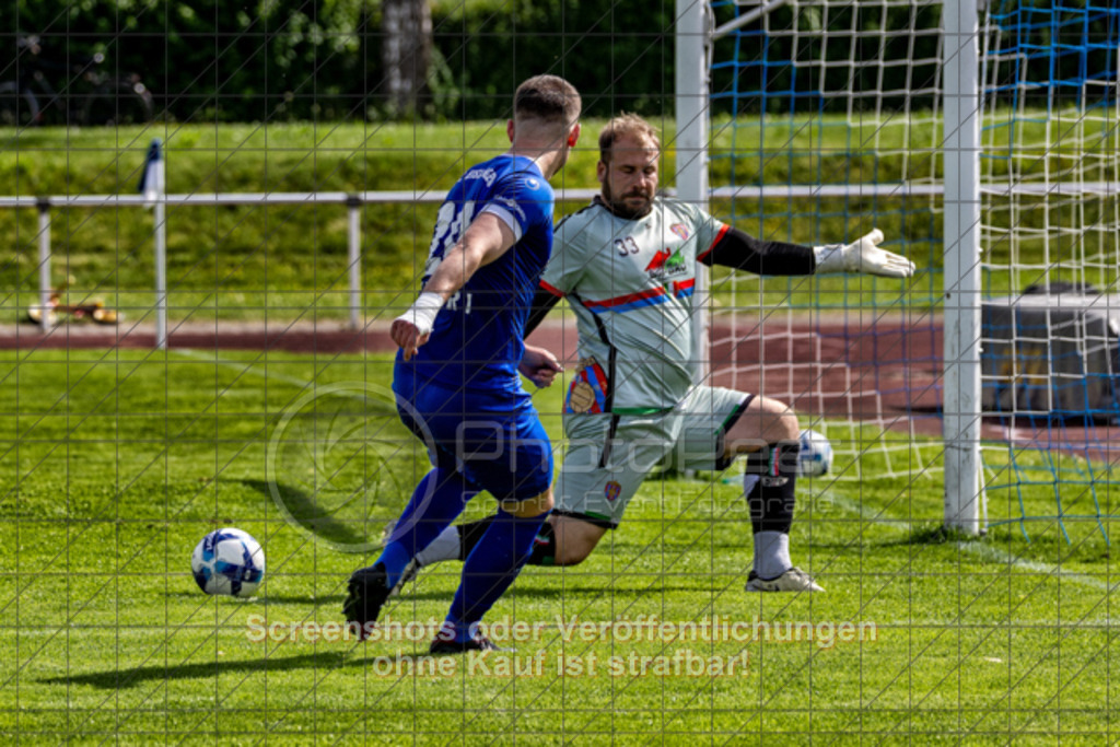 20250601_163303_0410-Bearbeitet | #,1.FC Eislingen (blau) vs. AC Catania Kirchheim (weiß), Fußball, Bezirksliga - Bezirk Neckar/Fils, 29. Spieltag, Saison 2024/2025, Rasenplatz, Eichbachstation, Haldenstraße, 73054 Eislingen, 01.06.2025 - 15:00 Uhr,Foto: PhotoPeet-Sportfotografie/Peter Harich