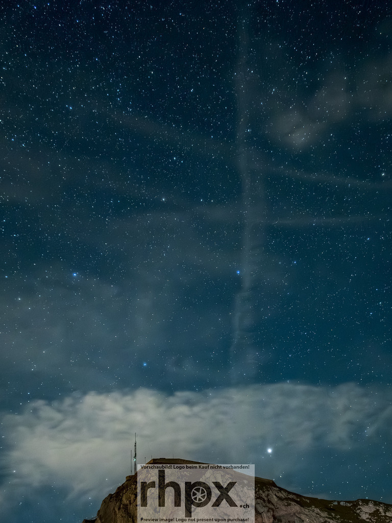 Astronomieabend am Pilatus / Astronomy Evening at Pilatus | Kosmos. Licht. Staunen.
Unter dem weiten Sternenzelt auf dem Pilatus versammeln sich Begeisterte, um in die Tiefen des Universums zu blicken. 


Cosmos. Light. Wonder.
Under the vast starry canopy on Mount Pilatus, enthusiasts gather to gaze into the depths of the universe. - Realisiert mit Pictrs.com