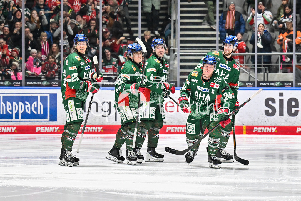 Augsburger Panther - Grizzlys Wolfsburg | AUGSBURG, GERMANY - 15. MARCH: Jubel der Panther nach dem Treffer zum 3-4 durch T. J. TREVELYAN (Augsburger Panther 24) / Tor / Torschuetze / Freude / Happy während dem Match zwischen den Augsburger Panthern und den Grizzlys Wolfsburg am 52. Spieltag der Penny DEL im Curt Frenzel Stadion