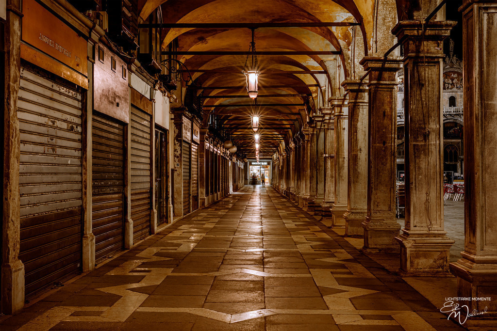 20220309-232448 ITALIEN-Venedig_048-1 Kopie | Herzlich willkommen auf meiner Seite! Ich bin Elke Wallnisch, Deine Fotografin für lichtstarke Momente. Der Name steht für alles, was mich mit der Fotografie verbindet: Das Licht und seine machtvolle Wirkung auf eine Situation oder unsere Stimmung - Realisiert mit Pictrs.com