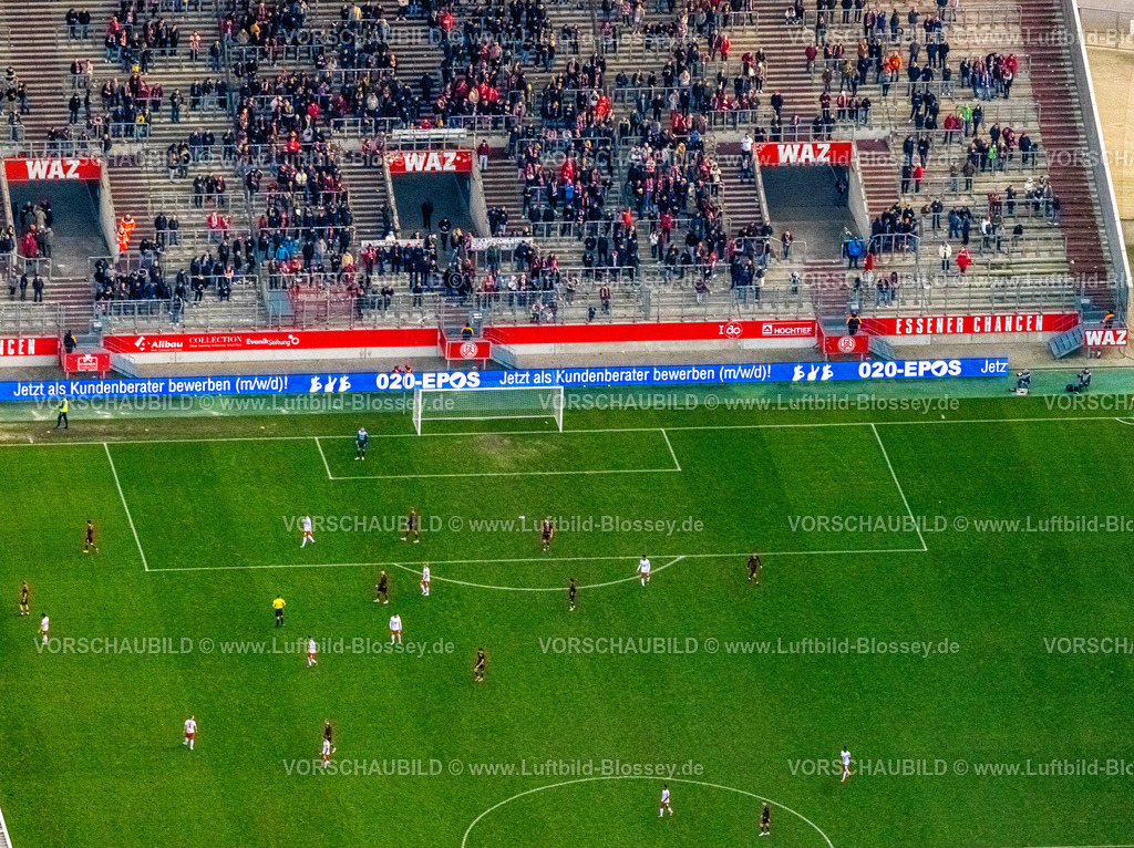 Essen230101319 | Luftbild, Stadion an der Hafenstraße, Fußballstadion Rot-Weiss Essen, Fußballspieler auf Spielfeld, Bergeborbeck, Essen, Ruhrgebiet, Nordrhein-Westfalen, Deutschland