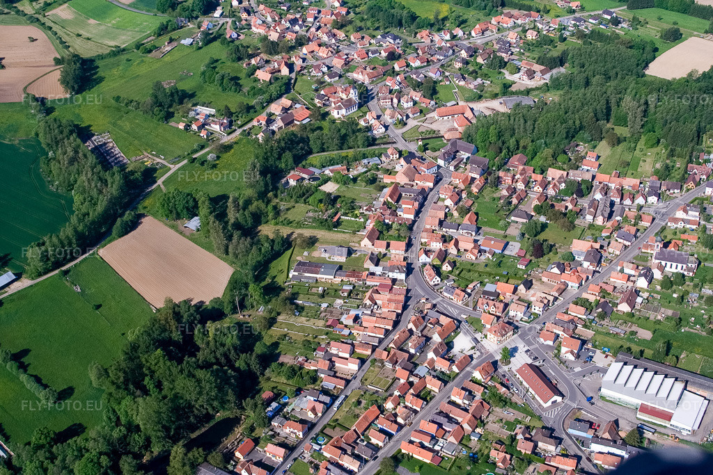 Vue aérienne: Vue de la ville depuis l'est, y compris la Métallerie Willem à Gumbrechtshoffen dans le département Bas Rhin, France – .Photo: IMG_10847.jpg prise le 12/05/2008 par Werner Riehm/FLY-FOTO.eu – Résolution de l'original: 3456 x 2304 px – WWW.METALLERIE-WILLEM.FR