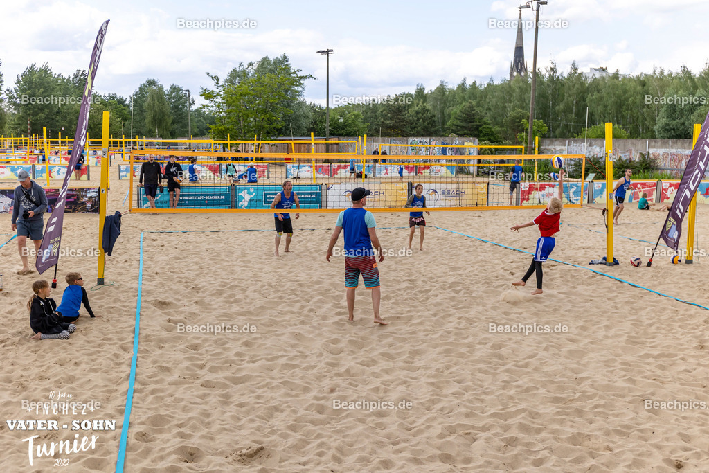 2022-00063027-Vater-Sohn-Turnier-Turnierbilder-2 | 26.05.2022; Berlin Foto: Gerold Rebsch - www.beachpics.de