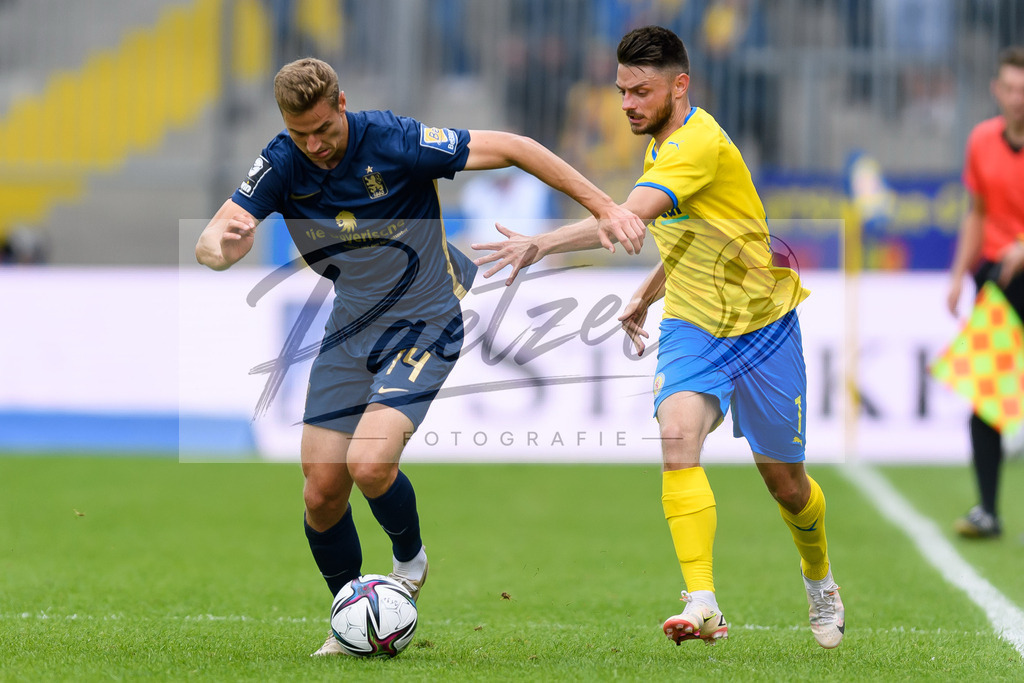 EBSTSV20210828_052 | Fussball, Herren: Dennis Dressel (TSV 1860 Muenchen) und Maurice Multhaup (Eintracht Braunschweig) im Zweikampf beim Spiel der 3. Liga zwischen Eintracht Braunschweig und TSV 1860 Muenchen im Eintracht-Stadion am 28.08.2021 in Braunschweig, Deutschland.DFB / DFL REGULATIONS PROHIBIT ANY USE OF PHOTOGRAPHS AS IMAGE SEQUENCES AND/OR QUASI-VIDEO. - Realisiert mit Pictrs.com