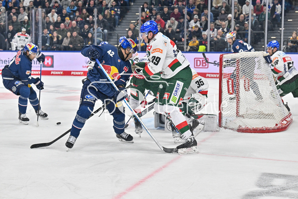 EHC RB München - Augsburger Panther | im Duell Yasin EHLIZ (EHC RB Muenchen 42) und Denis REUL (Augsburger Panther #29) / Zeikampf / DEL: EHC RB Muenchen - Augsburger Panther, SAP Garden am 23.11.2024