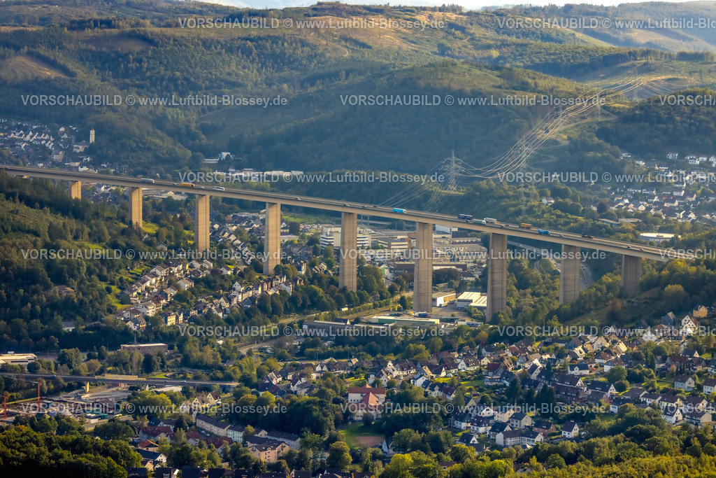 Siegen230912669 | Luftbild, Autobahnbrücke Siegtalbrücke der Autobahn A45 Sauerlandlinie, geplanter Ersatzneubau 2027, Blick auf Siegen, Waldgebiet mit Waldschäden, Niederschelden, Siegen, Sauerland, Nordrhein-Westfalen, Deutschland