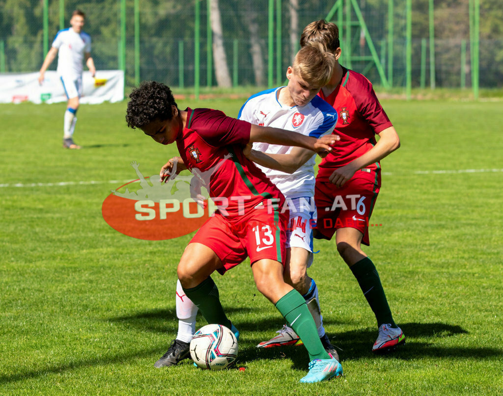 Portugal  U15 -Czech Republic U15 | DUARTE SOARES (Portugal #13) ONDREJ PENXA (Czech Republic #14) GONÇALO PINTO (Portugal #6) ; Portugal  U15 -Czech Republic U15 am 29.04.2022 in Arnoldstein
(Sportplatz), AUSTRIA, (Photo by Ernst Krawagner sport-fan.at) - Realisiert mit Pictrs.com