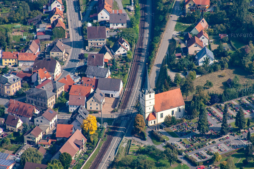Luftbild: ev. Kirche und Friedhof im Ortsteil Sennfeld in Adelsheim im Bundesland Baden-Württemberg in Deutschland. Foto: IMG_45636-1683.jpg vom 25.09.2011 durch Werner Riehm/FLY-FOTO.de