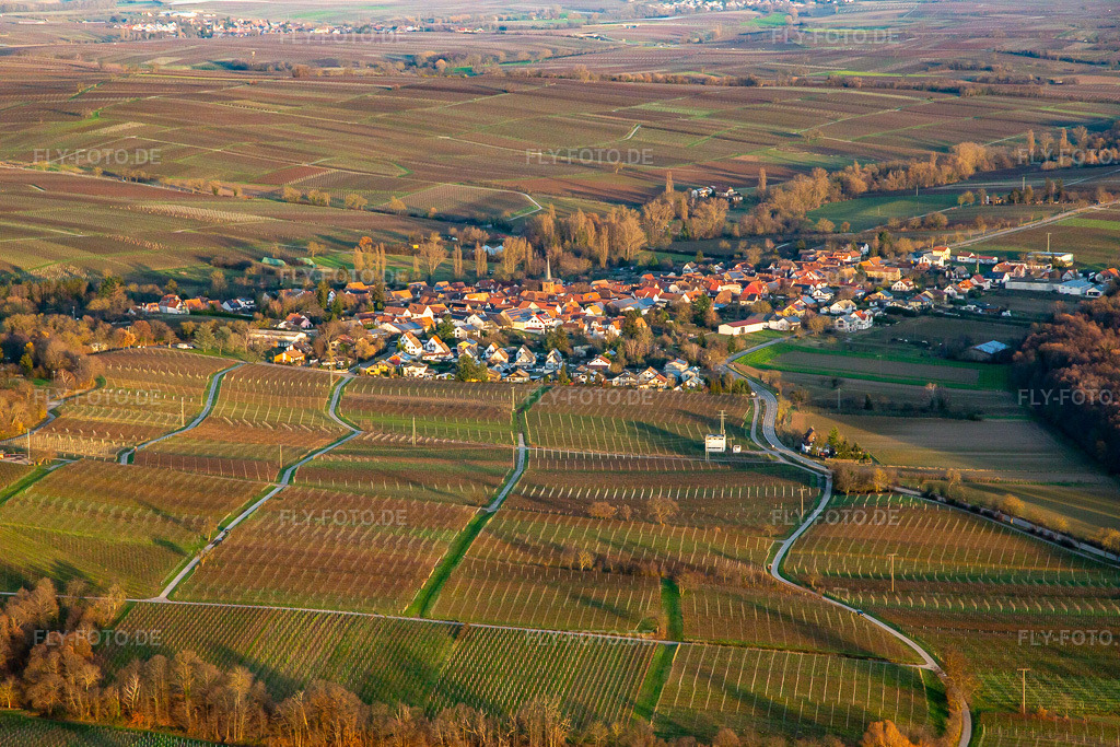 Luftbild: Ortsansicht von Südwesten im Ortsteil Heuchelheim in Heuchelheim-Klingen im Bundesland Rheinland-Pfalz in Deutschland. Foto: IMG_139402.jpg vom 16.12.2023 durch Werner Riehm/FLY-FOTO.de