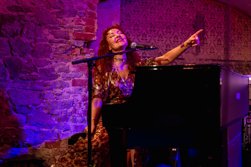 Maria Markesini Konzert | Maria Markesini meets Klazz Brothers im Forte Belvedere Leisnig zum Festival Hallo Leisnig 2022. - Realisiert mit Pictrs.com