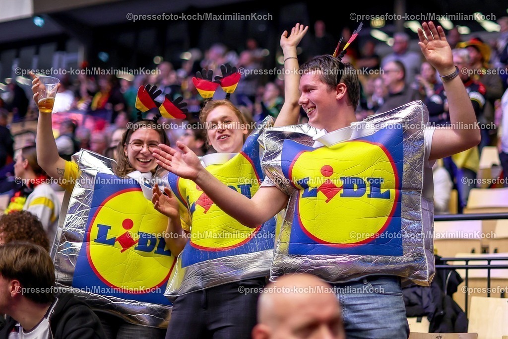 EHF15012602013 | 15.01.2026, Handball, Men's EHF EURO 2026, Deutschland - Östereich, Jyske Bank Boxen in Herning, Dänemark, Preliminary Round: Feature zahlreiche deutsche Fans Zuschauer Besucher feiern ihre Mannschaft und haben sichtlich Spaß Verkleidet Verkleidung Lidl