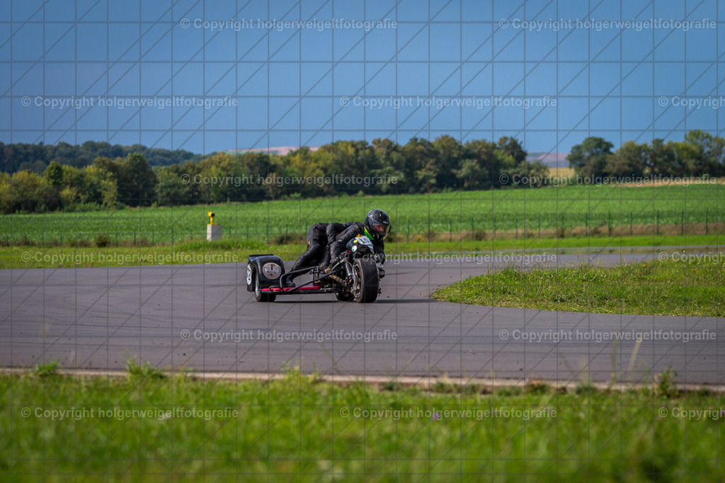 BMW Kneelerrenngespann EMS | Foto vom 3. Classic Motor Weekend 18. - 20. August 2023 auf dem Flugplatz in Obermehler - Realisiert mit Pictrs.com