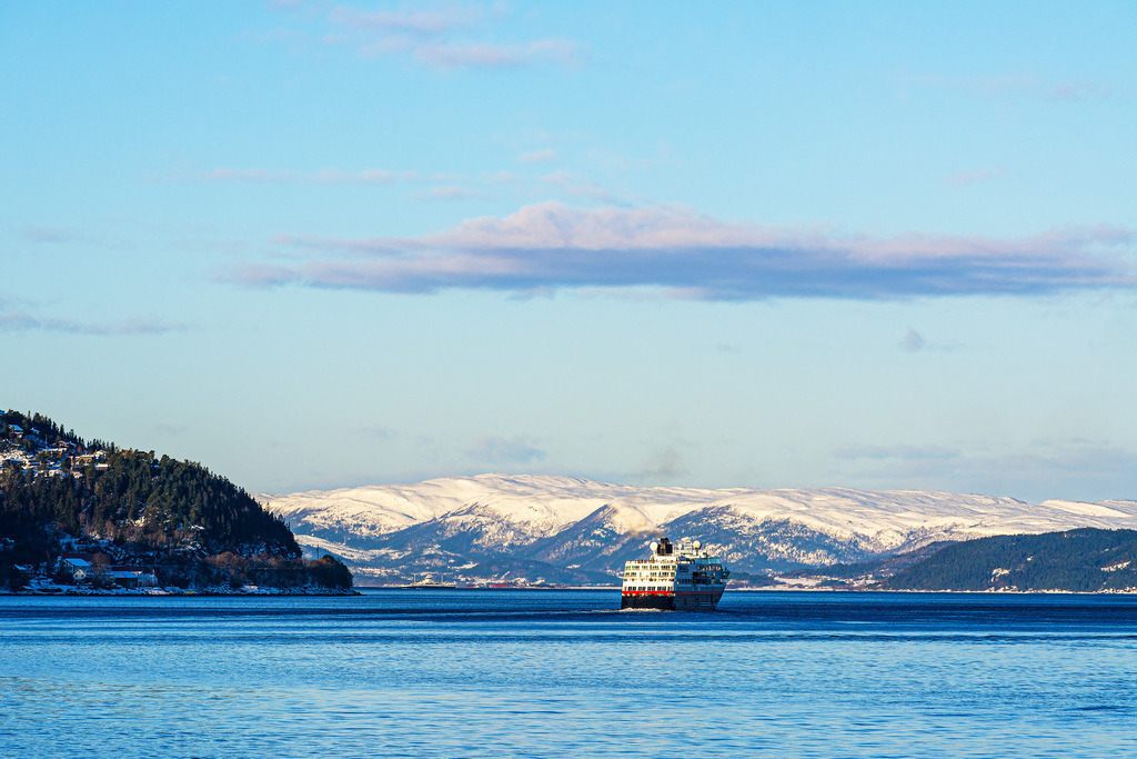 Berge und Schiff im Winter nahe Trondheim in Norwegen | Berge und Schiff im Winter nahe Trondheim in Norwegen.