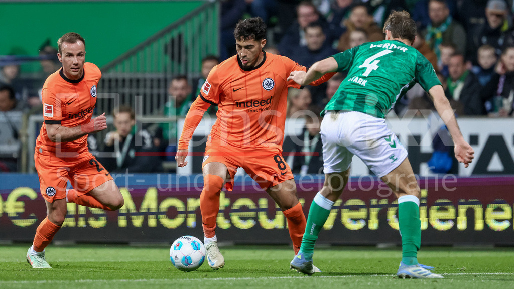 Fussball, Bundesliga, SV Werder Bremen - Eintracht Frankfurt | v.li.: Fares Chaibi (Eintracht Frankfurt, 8) und Niklas Stark (SV Werder Bremen, 4) im Zweikampf, Duell, Dynamik, Aktion, Action, Spielszene, DIE DFL-RICHTLINIEN UNTERSAGEN JEGLICHE NUTZUNG VON FOTOS ALS SEQUENZBILDER UND/ODER VIDEOÄHNLICHE FOTOSTRECKEN. DFL REGULATIONS PROHIBIT ANY USE OF PHOTOGRAPHS AS IMAGE SEQUENCES AND/OR QUASI-VIDEO.