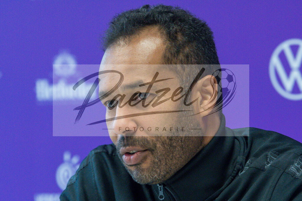 20200219_PKOSNA_0002 | Fussball, Herren: Trainer Daniel Thioune (VfL Osnabrueck) schaut waehrend der Pressekonferenz des VfL Osnabrueck im Presseraum des Stadion an der Bremer Bruecke am 19.02.2020 in Osnabrueck, Deutschland. - Realisiert mit Pictrs.com