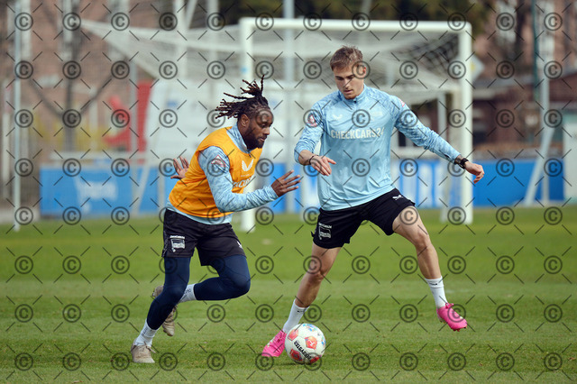 RGE_8582b | Hertha BSC, 2.Bundesliga, Herren, Training, Saison 2025/26, im Bild von re. Marten Winkler ( Hertha BSC ), Deyovaisio Zeefuik ( Hertha BSC ), Dienstag 24.03. 2026,   Fotograf:   Ralf Gebhardt - Realisiert mit Pictrs.com