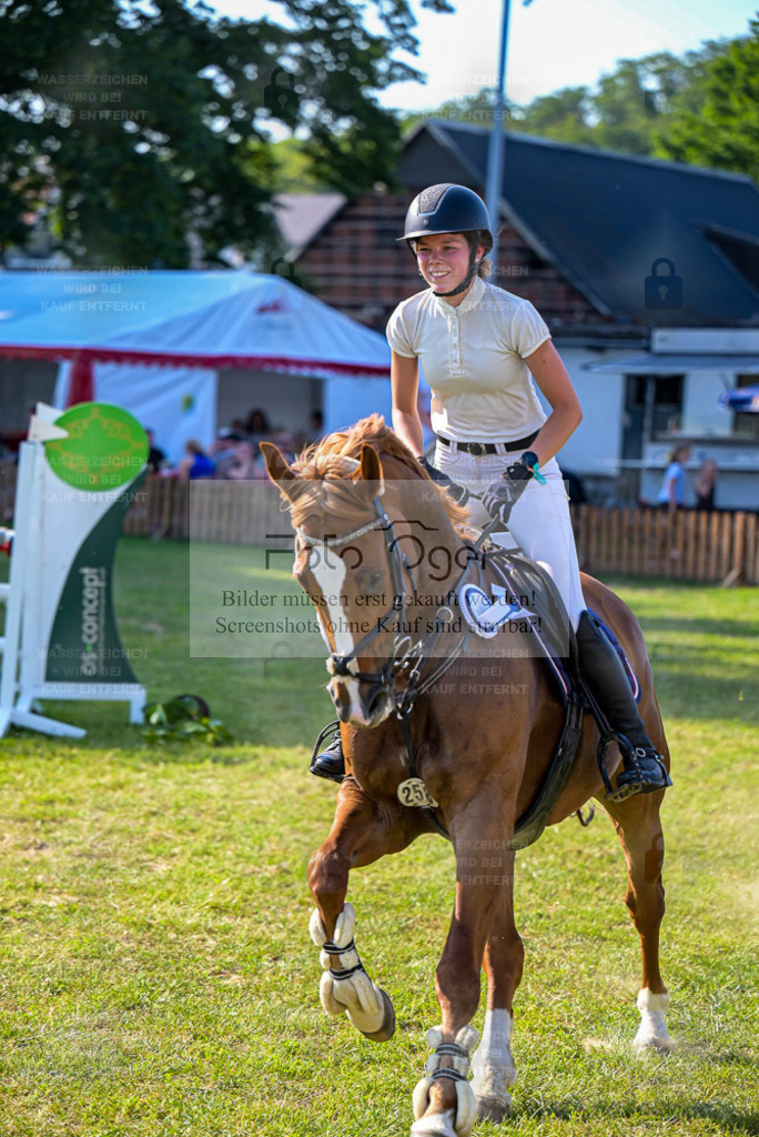 Reitturnier Voxtrup | Entdecke hochwertige Reitturnierfotos von Foto Oger. Professionell, emotional und authentisch – jetzt Lieblingsmomente im Shop bestellen. - Realisiert mit Pictrs.com