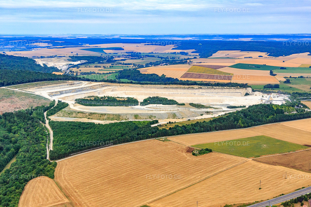 Luftbild: Carrière de Pagny und Carrière du Revoi | Humens Group in Pagny-sur-Meuse im Bundesland Meuse in Frankreich. – Foto: IMG_083527.jpg vom 13.07.2015 durch Werner Riehm/FLY-FOTO.de – Auflösung des Originals: 5472 x 3648 px – Usine Novacarb - Producteur Bicarbonate, Carbonate de sodium
