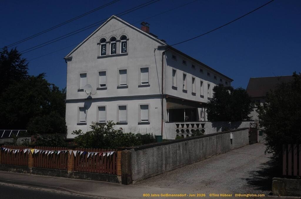 Geißmannsdorf-2026-Ortsbilder-263 | Geißmannsdorf bei Bischofswerda im Sommer 2026. Ein fotografischer Streifzug durch das Dorf Geißmannsdorf, mit Gebäuden, Straßen, Strohpuppen und geschmückten Vorgärten und Grundstücken anlässlich der 800-Jahr-Feier von Geißmannsdorf im Juni 2026 - Realisiert mit Pictrs.com