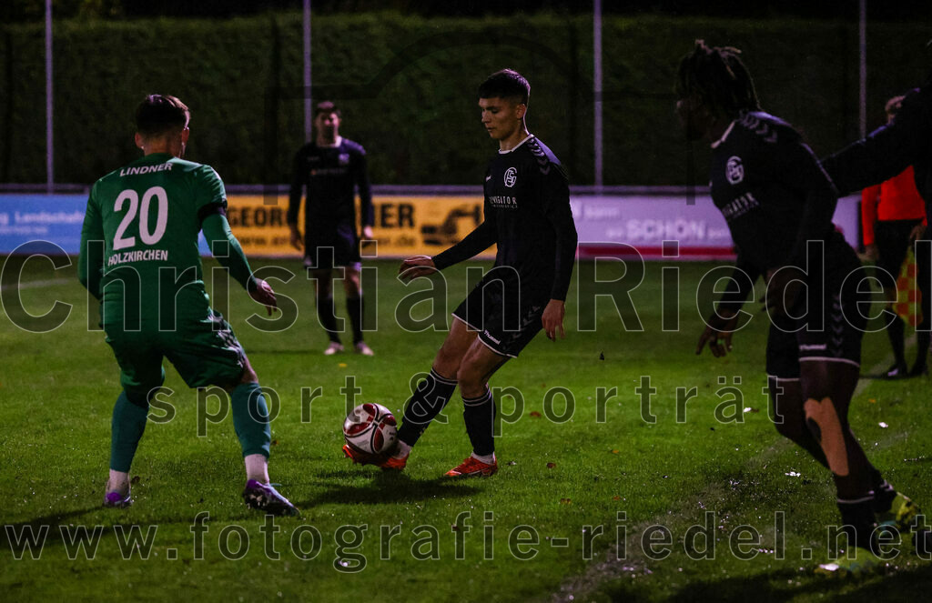 2023-11-03_069_FC_Schwaig_gegen_TuS_Holzkirchen | Oberding, Deutschland, 03.11.2023:
Fußball, Landesliga Südost 2023 / 2024, 19. Spieltag, FC Schwaig gegen TuS Holzkirchen, Endergebnis: 4:1

Pirmin Lindner (TuS Holzkirchen, #20), Roman Mavdryk (FC Schwaig, #3)

Foto: Christian Riedel / fotografie-riedel.net