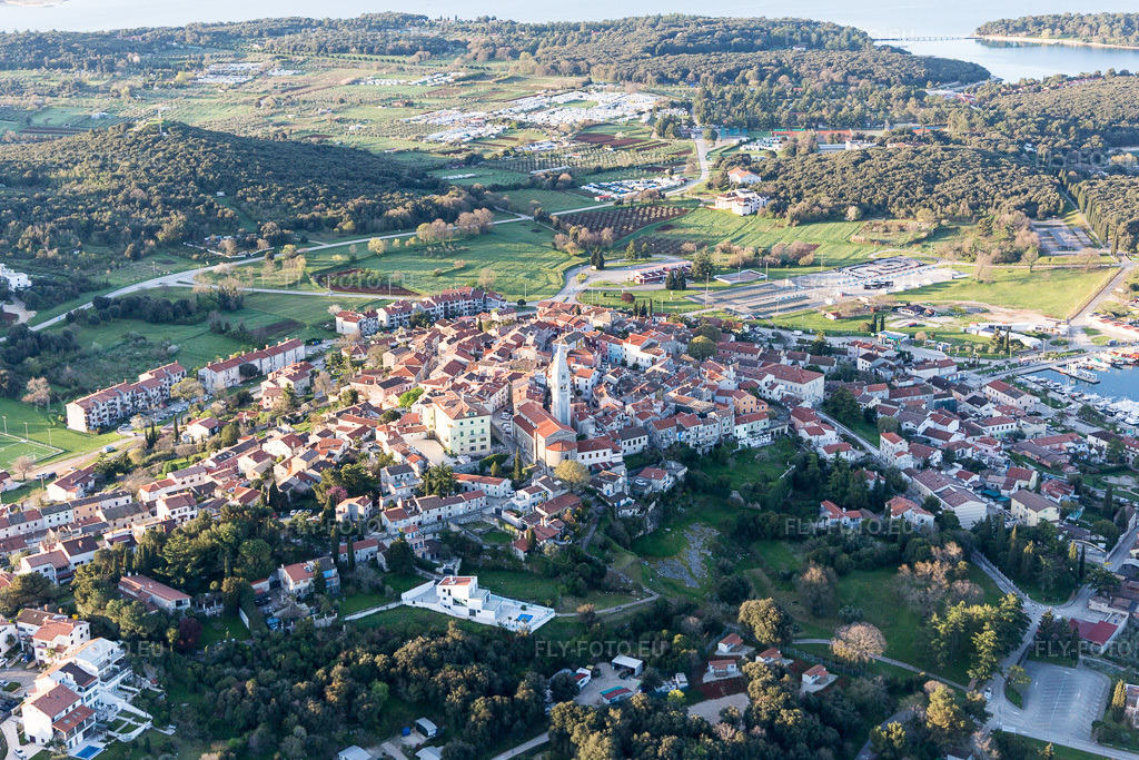 Vue aérienne: Vue de la ville à Stancija Valkanela dans le département Gespanschaft Istrien, Croatie. Photo: IMG_106242.jpg prise le 14/04/2018 par Werner Riehm/FLY-FOTO.eu – Résolution de l'original: 5099 x 3399 px