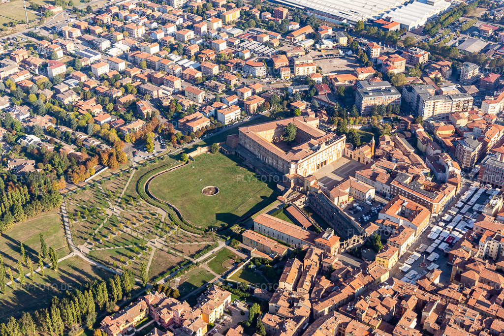 Luftbild: Parco Ducale, Giardini Ducali und Palazzo Ducale in Sassuolo im Bundesland Modena in Italien. – Foto: IMG_134946.jpg vom 20.09.2022 durch Werner Riehm/FLY-FOTO.de – Auflösung des Originals: 5472 x 3648 px – Comune di Sassuolo - Comune di Sassuolo – Visit Sassuolo – Sassuolo, La città da scoprire. Guida di Sassuolo. – Palazzo Ducale - Gallerie Estensi