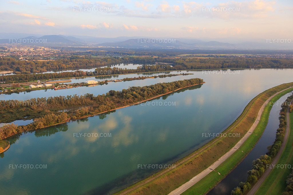Aerial view: Rhine dike with cycle path and course of the Moder river at the Iffezheim Rhine lock in Neuhaeusel in the state Bas-Rhin, France. – Photo: IMG_074418.jpg taken on 10/04/2014 by Werner Riehm/FLY-FOTO.com – Resolution of the original: 5472 x 3648 px