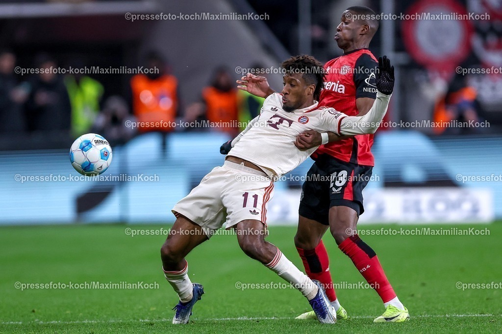 Lev15022501250 | 15.02.2025, Fußball, Bayer 04 Leverkusen - FC Bayern München, 1. Fußball Bundesliga, 22. Spieltag, BayArena, Saison 2024 2025: Kingsley Coman (FC Bayern #11) im Zweikampf gegen Nordi Mukiele (Bayer04 Leverkusen #23)DFB regulations prohibit any use of photographs as image sequences and or quasi-video.