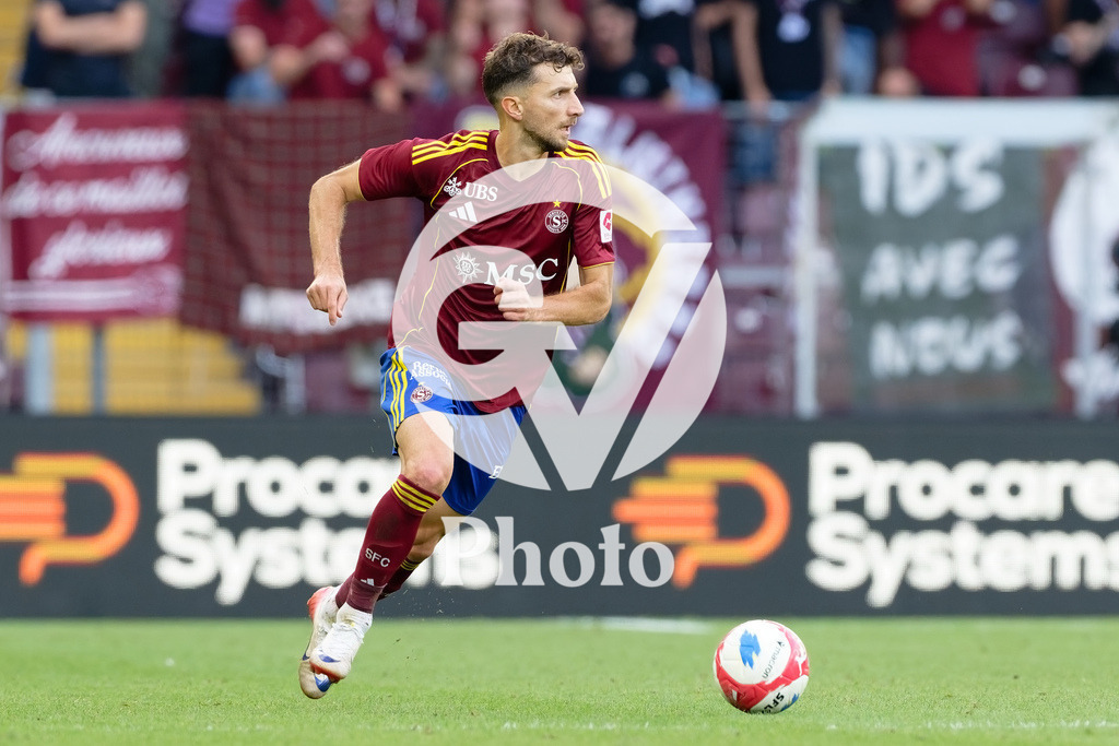 Brack Super League - Servette FC v FC Saint-Gall | Miroslav Stevanovic (9 Servette FC) goes forward (action) during the Brack Super League match between Servette FC and FC Saint-Gall at Stade de Geneve in Geneva, Switzerland