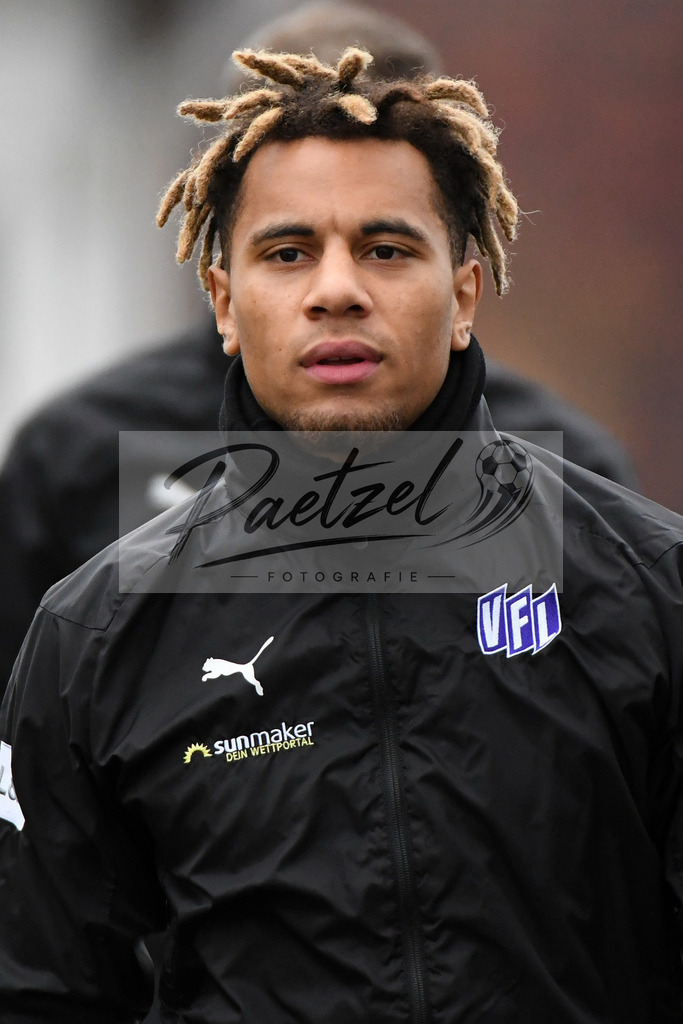 20200226_TRAOSN_0054 | Fussball, Herren: Etienne Amenyido (VfL Osnabrueck) schaut waehrend der Trainingseinheit des VfL Osnabrueck im Sportpark Illoshoehe am 26.02.2020 in Osnabrueck, Deutschland. - Realisiert mit Pictrs.com