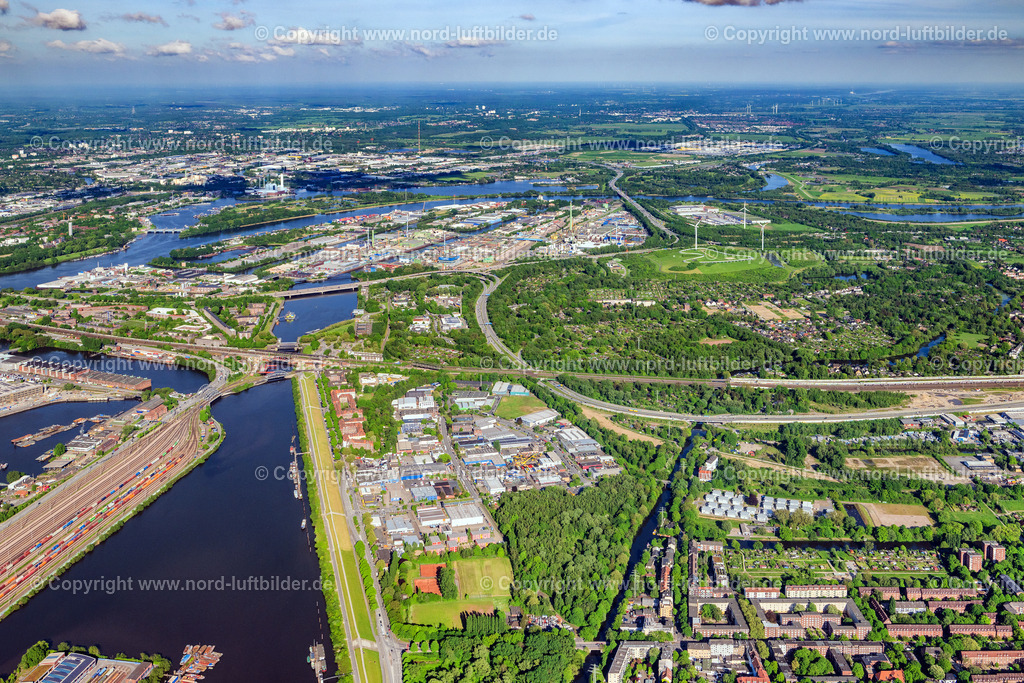 Hamburg_Wilhelmsburg_Gewerbegebiet_Stenzelring_ELS_0003070524 | HAMBURG 07.05.2024 Gewerbepark im Gewerbegebiet in Wilhelmsburg " Stenzelring " an der Straße Stenzelring in Hamburg, Deutschland. // Business park in the industrial area" Stenzelring " on street Stenzelring in Hamburg, Germany. Foto: Martin Elsen
