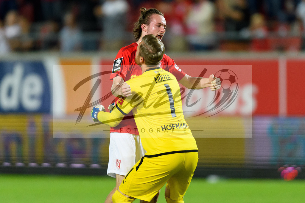 HFCFCK20210824_079 | Fussball, Herren: Niklas Kastenhofer (Hallescher FC) und Torwart Sven Mueller (Hallescher FC) Schlussjubel, jubeln nach dem 1:0 Sieg beim Spiel der 3. Liga zwischen Hallescher FC und 1. FC Kaiserslautern im Leuna-Chemie-Stadion am 24.08.2021 in Halle (Saale), Deutschland. - Realisiert mit Pictrs.com