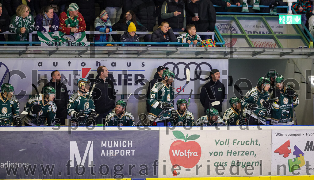 2025-12-05_049_TSV_Erding_gegen_Stuttgart_Rebels | Erding, Deutschland, 05.12.2025:Eishockey, Oberliga Süd 2025 / 2026, 23. Spieltag, TSV Erding gegen Stuttgart Rebels, Endergebnis: 5:6Mark Waldhausen (Erding Gladiators, #27), Co-Trainer Maximilian Helling (Erding Gladiators), Thomas Matheson (Erding Gladiators, #37), Teamchef Dominik Quinlan (Erding Gladiators), Grady Hobbs (Erding Gladiators, #22), Marc Schmidpeter (Erding Gladiators, #33), Philipp Michl (Erding Gladiators, #77)Foto: Christian Riedel / fotografie-riedel.net