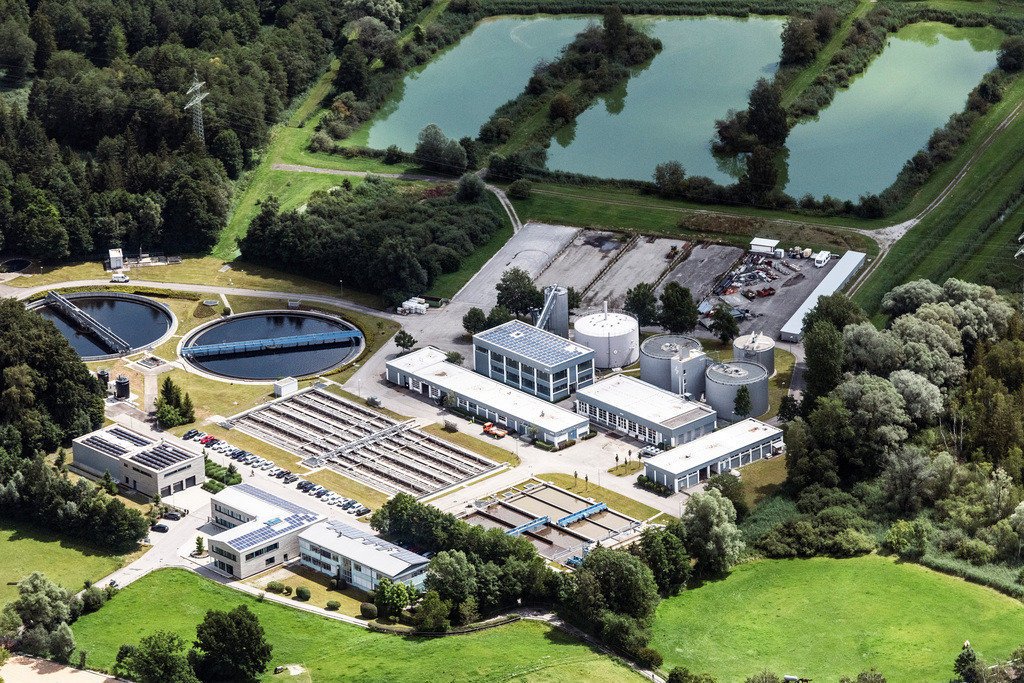 dr__0057163.jpg | STARNBERG 23.07.2020 Klärwerks- Becken und Reinigungsstufen zur Abwasserbehandlung der des Abwasserverband Starnberger See in Starnberg im Bundesland Bayern, Deutschland. // Sewage works Basin and purification steps for waste water treatment of Abwasserverband Starnberger See in Starnberg in the state Bavaria, Germany. Foto: Daniel Reiter